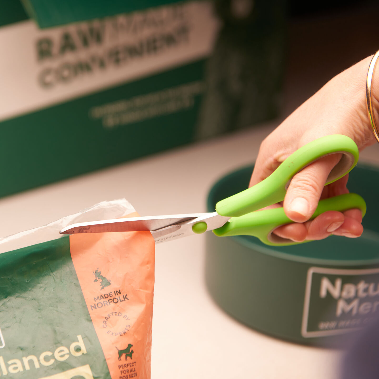 <b>WHAT TO EXPECT WHEN SWITCHING YOUR DOG TO RAW</b><br><br>It’s easier to make the switch from kibble to raw than you’d think. Just follow these simple steps...</br>